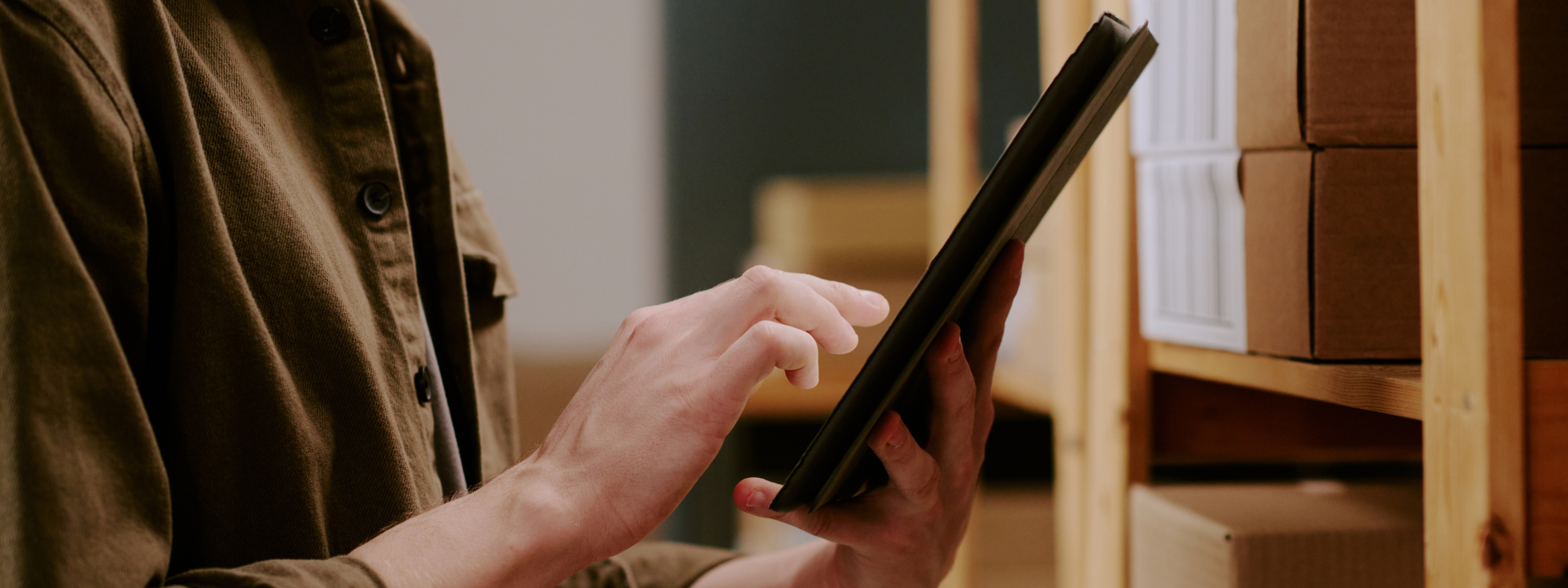 Inventory Days How To Calculate, Interpret And Improve DSI Warehouse manager using a tablet